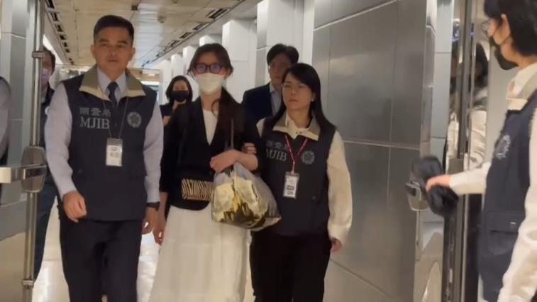 法務部調查局跨國押解逃亡多年網紅貴婦奈奈返臺歸案